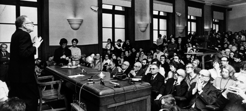 FRANCE — FEBRUARY 01: Linguistics Professor Roman Jakobson On A Lecture At College De France In Paris On February 1972 Before An Audience Featuring The Administrator And Other Professors From The Institution. (Photo by Keystone-France/Gamma-Keystone via Getty Images)