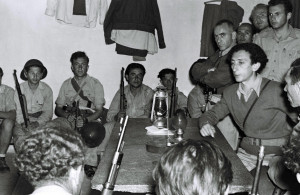 <p>THE WAR OF INDEPENDENCE. IN THE PHOTO, ABBA KOVNER (R) BRIEFING "HAGANA" MEMBERS AT KIBBUTZ YAD MORDECHAI. ����� �������. ������, ��� ����� ����� ���� ����, ����� ����� �� �����.</p>