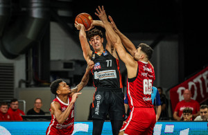 <p>Mitte Ben Saraf (ratiopharm Ulm) links Ronaldo Segu (Bamberg Baskets, #10) rechts Filip Stanic (Bamberg Baskets, #65) Bamberg Baskets - ratiopharm Ulm / BBL-Pokal / Achtelfinale / Saison 2024/25 / 12.10.2024, Brose Arena Bamberg Foto: Daniel Löb / Loeb</p>