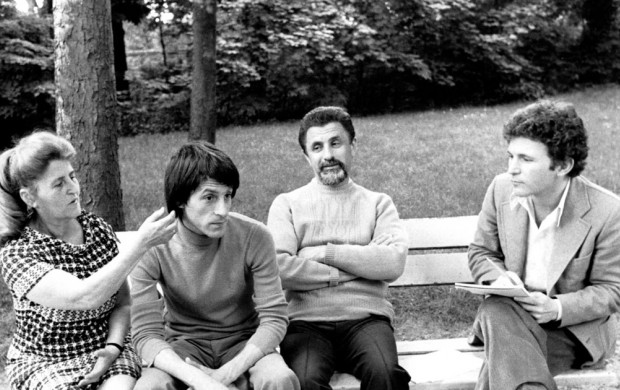 <p>Le physicien soviétique et dissident Mikhaïl Stern, 2e à droite, avec sa famille en juin 1977 à Paris, France. (Photo by Alain MINGAM/Gamma-Rapho via Getty Images)</p>