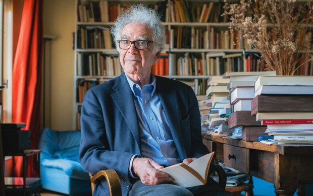 <p>CARLO GINZBURG IN HIS HOUSE FULL OF BOOKS. BOLOGNA (ITALY), 30 APRIL 2018.</p>
