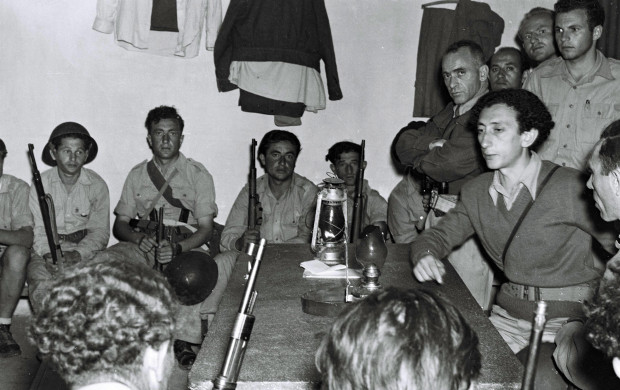 <p>THE WAR OF INDEPENDENCE. IN THE PHOTO, ABBA KOVNER (R) BRIEFING "HAGANA" MEMBERS AT KIBBUTZ YAD MORDECHAI. ����� �������. ������, ��� ����� ����� ���� ����, ����� ����� �� �����.</p>