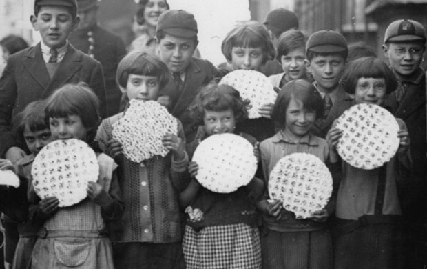 <p>UNITED KINGDOM - CIRCA 1925: Jewish children at the beginning of the Feast of Passover with their bread, the so-called matzos. During this time, orthodox Jews are only allowed to eat unleavened bread. London. England. Photograph. Around 1925 (Photo by Imagno/Getty Images)</p>