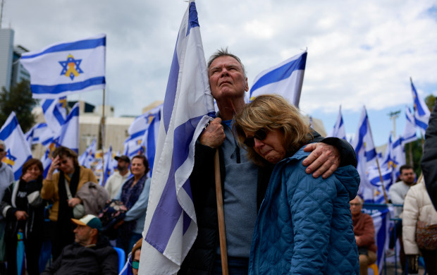 <p>People gather, on the day the bodies of deceased Israeli hostages, Oded Lifschitz, Shiri Bibas and her two children Kfir and Ariel Bibas, who were kidnapped during the deadly October 7, 2023 attack by Hamas, are handed over under the terms of a ceasefire between Hamas and Israel, in Tel Aviv, Israel February 20, 2025. REUTERS/Ammar Awad</p>