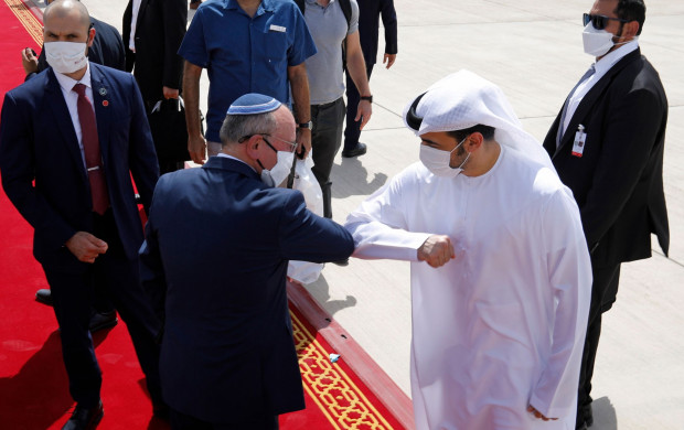 <p>epa08638970 Israeli National Security Advisor Meir Ben-Shabbat elbow bumps with an Emirati official as he makes his way to board the plane to leave Abu Dhabi, United Arab Emirates, 01 September 2020. A US-Israeli delegation led on the US side by the US President's son-in-law and White House advisor Kushner came to visit the United Arab Emirates for talks on the first-ever commercial flight from Israel to UAE the previous day. EPA/NIR ELIAS / POOL (MaxPPP TagID: epalivefour989307.jpg) [Photo via MaxPPP]</p>