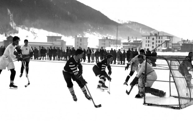 <p>Ball, Rudi Eishockeyspieler D Berliner Schlittschuh Club gegen Cambrigde 4:1 - Rudi Ball hat gerade einen Treffer erzielt - ganz links H. Br¸ck, ganz rechts Gustav J?nicke. - Dezember 1931</p>