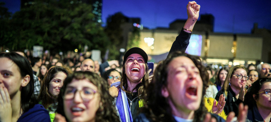 <p>People react as they watch news coverage of the release of Romi Gonen, Doron Steinbrecher and Emily Damari, three female hostages who have been held in Gaza since the deadly October 7 2023 attack, as part of a ceasefire deal in Gaza between Hamas and Israel, in Tel Aviv, January 19, 2025. REUTERS/Itai Ron. ISRAEL OUT. NO COMMERCIAL OR EDITORIAL SALES IN ISRAEL TPX IMAGES OF THE DAY</p>