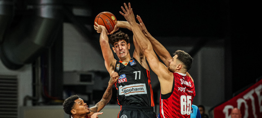 <p>Mitte Ben Saraf (ratiopharm Ulm) links Ronaldo Segu (Bamberg Baskets, #10) rechts Filip Stanic (Bamberg Baskets, #65) Bamberg Baskets - ratiopharm Ulm / BBL-Pokal / Achtelfinale / Saison 2024/25 / 12.10.2024, Brose Arena Bamberg Foto: Daniel Löb / Loeb</p>